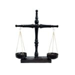 ترازوی دکوری تمام چوبی مدل عدالت